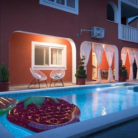 Villa J&J Apartments Residence With Swimming Pool Подстрана Екстериор снимка