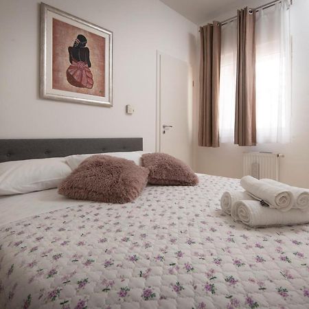 Villa J&J Apartments Residence With Swimming Pool Подстрана Екстериор снимка