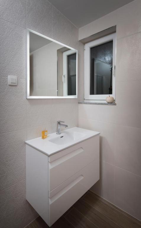 Villa J&J Apartments Residence With Swimming Pool Подстрана Екстериор снимка