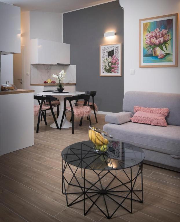 Villa J&J Apartments Residence With Swimming Pool Подстрана Екстериор снимка