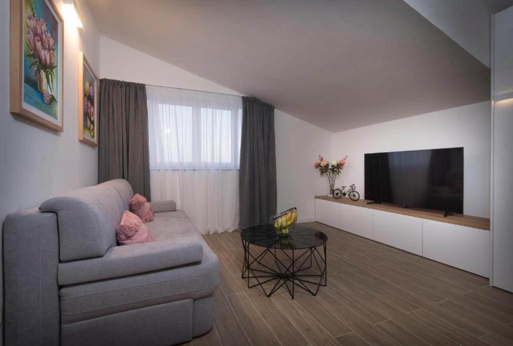 Villa J&J Apartments Residence With Swimming Pool Подстрана Екстериор снимка