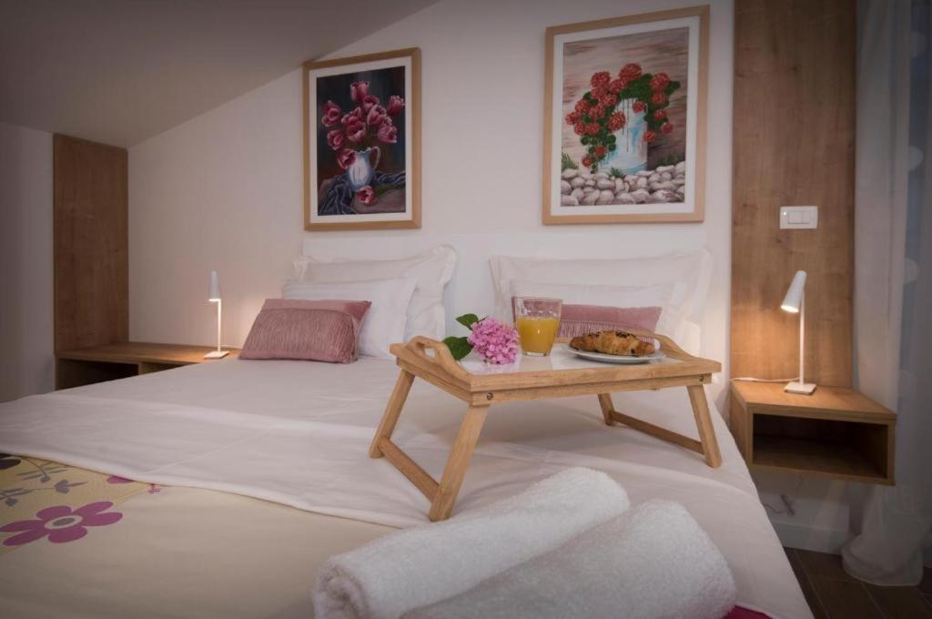 Villa J&J Apartments Residence With Swimming Pool Подстрана Екстериор снимка