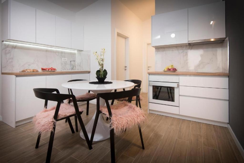 Villa J&J Apartments Residence With Swimming Pool Подстрана Екстериор снимка