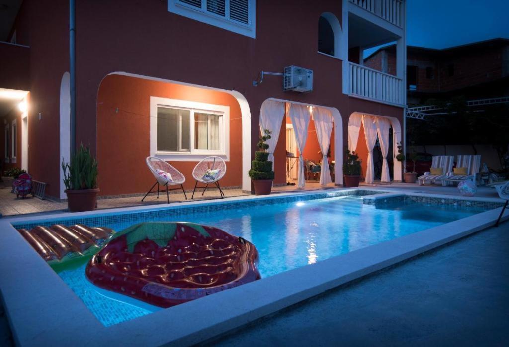 Villa J&J Apartments Residence With Swimming Pool Подстрана Екстериор снимка