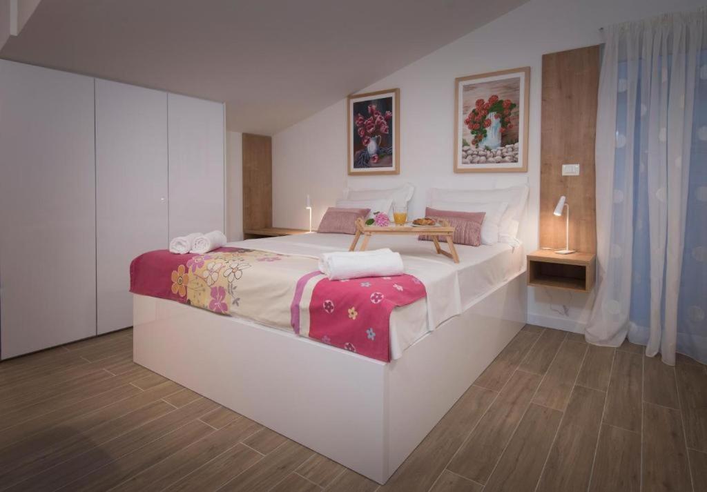 Villa J&J Apartments Residence With Swimming Pool Подстрана Екстериор снимка
