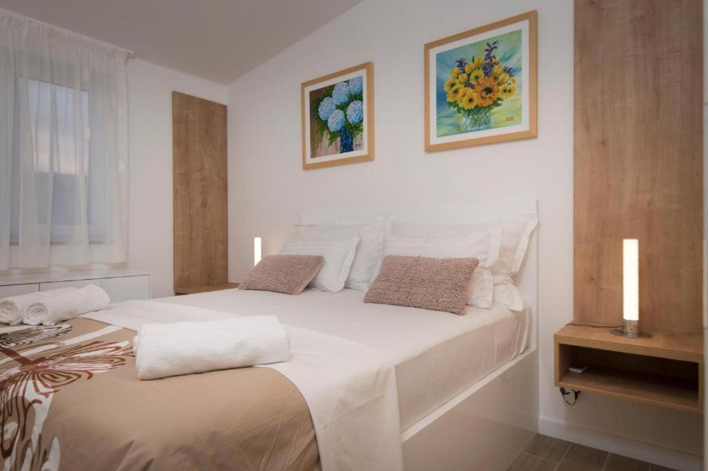 Villa J&J Apartments Residence With Swimming Pool Подстрана Екстериор снимка