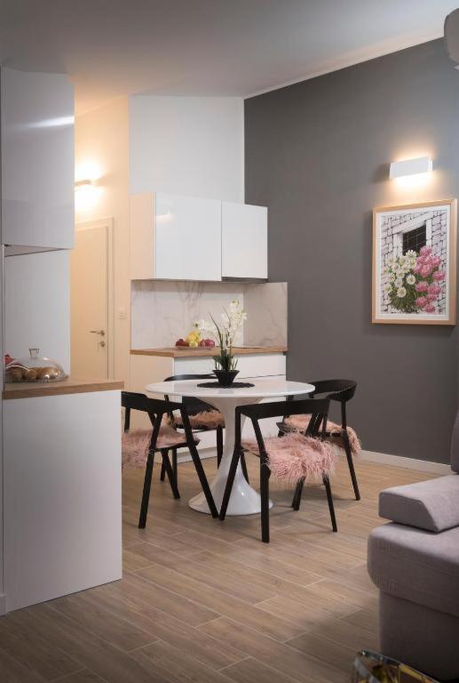 Villa J&J Apartments Residence With Swimming Pool Подстрана Екстериор снимка