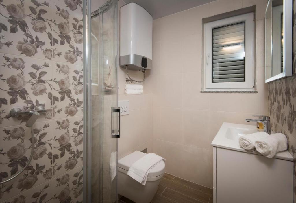 Villa J&J Apartments Residence With Swimming Pool Подстрана Екстериор снимка