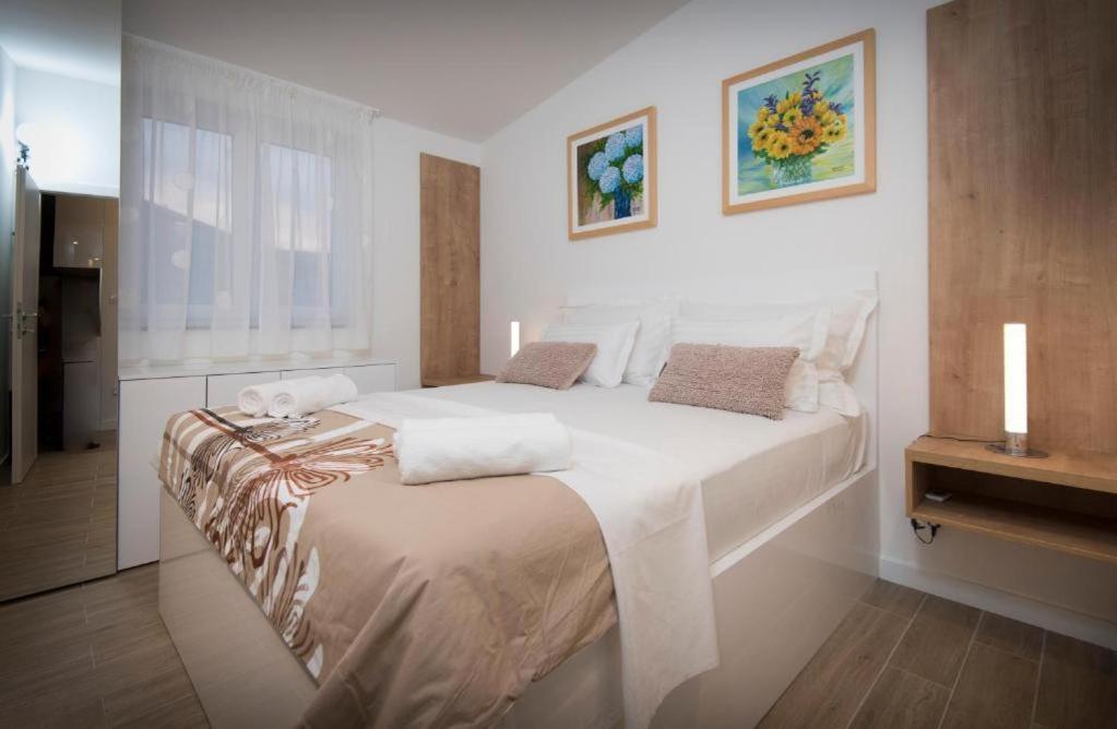 Villa J&J Apartments Residence With Swimming Pool Подстрана Екстериор снимка