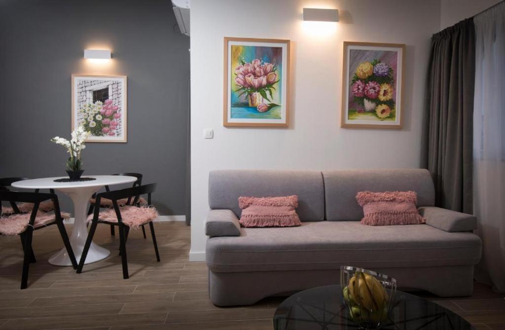 Villa J&J Apartments Residence With Swimming Pool Подстрана Екстериор снимка