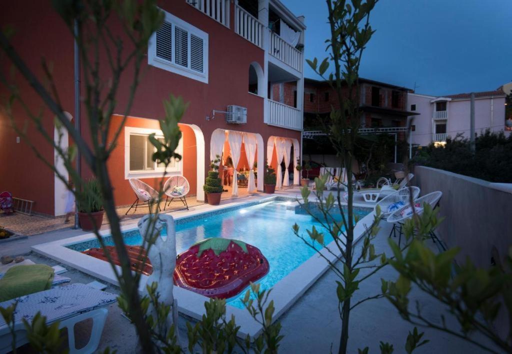Villa J&J Apartments Residence With Swimming Pool Подстрана Екстериор снимка