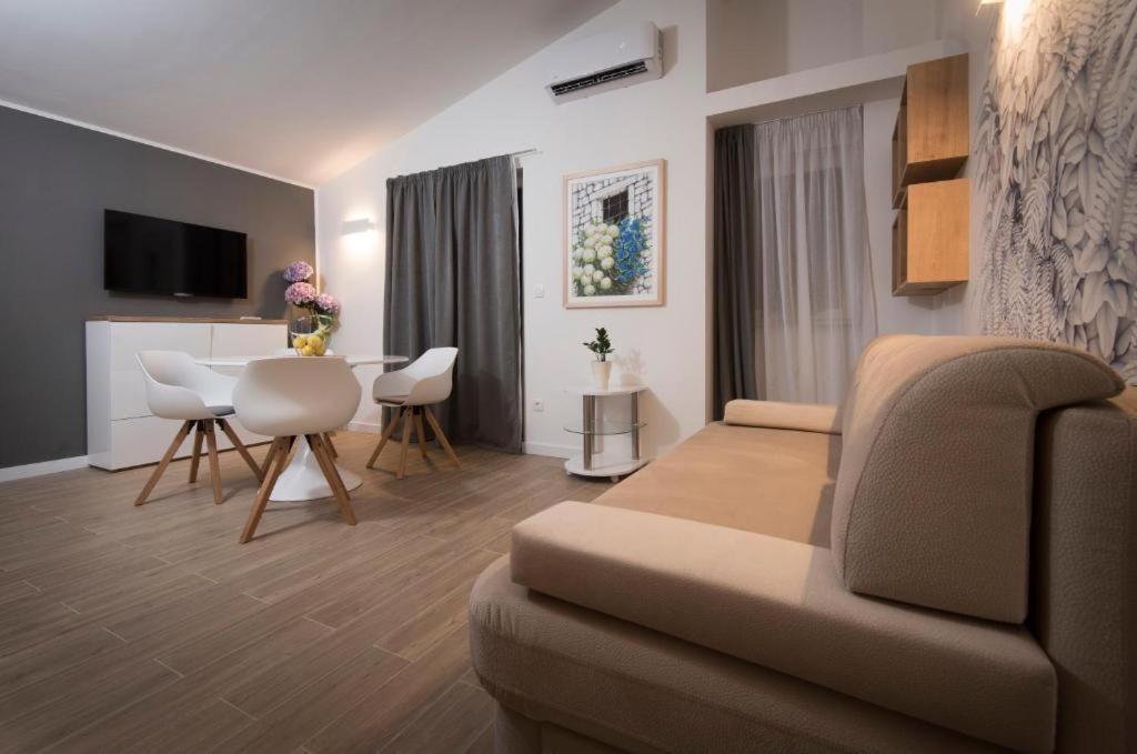 Villa J&J Apartments Residence With Swimming Pool Подстрана Екстериор снимка