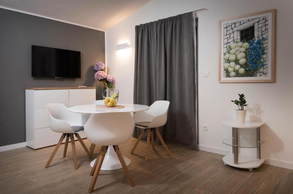 Villa J&J Apartments Residence With Swimming Pool Подстрана Екстериор снимка