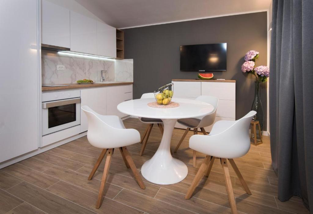 Villa J&J Apartments Residence With Swimming Pool Подстрана Екстериор снимка
