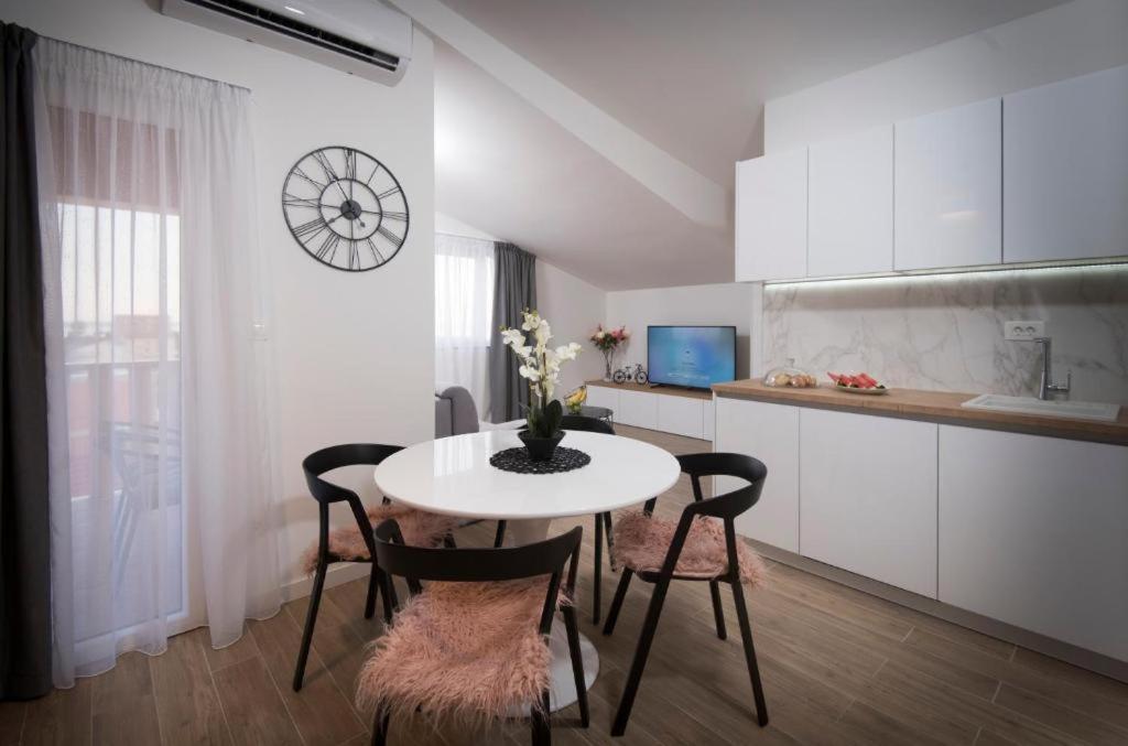 Villa J&J Apartments Residence With Swimming Pool Подстрана Екстериор снимка