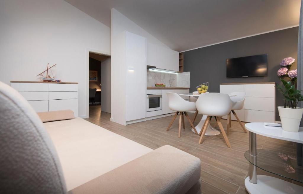 Villa J&J Apartments Residence With Swimming Pool Подстрана Екстериор снимка