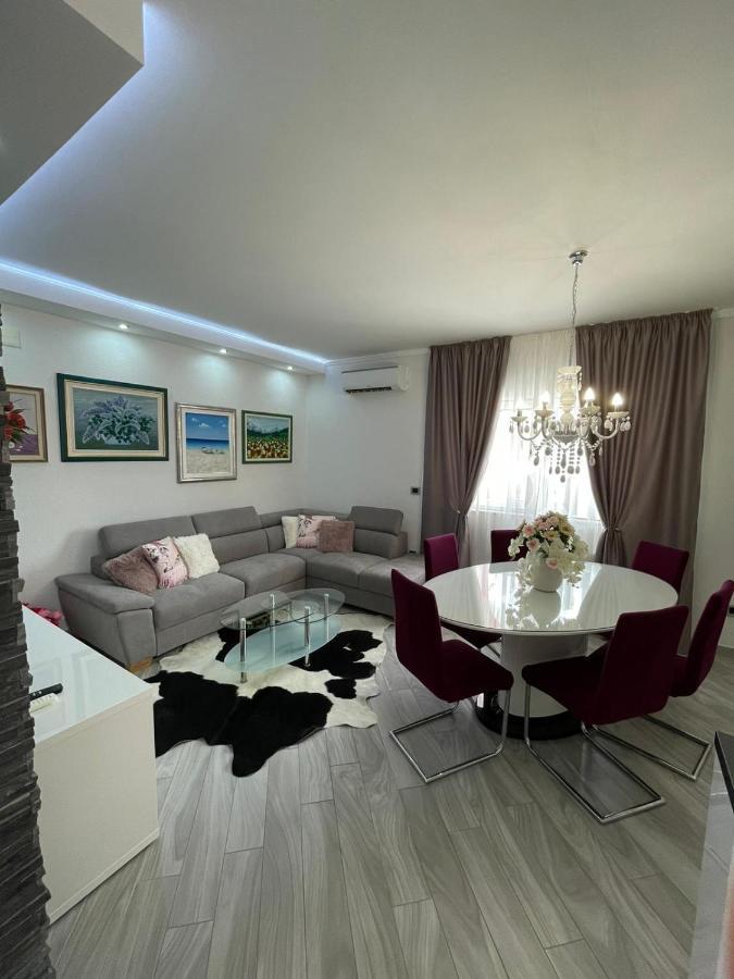 Villa J&J Apartments Residence With Swimming Pool Подстрана Екстериор снимка