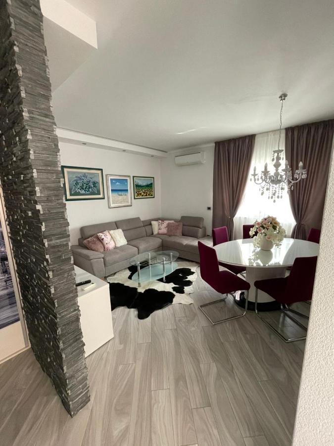 Villa J&J Apartments Residence With Swimming Pool Подстрана Екстериор снимка