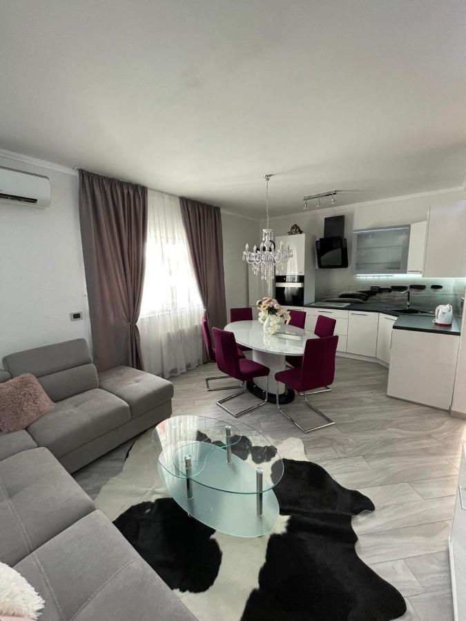 Villa J&J Apartments Residence With Swimming Pool Подстрана Екстериор снимка