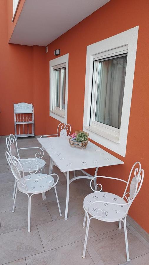 Villa J&J Apartments Residence With Swimming Pool Подстрана Екстериор снимка
