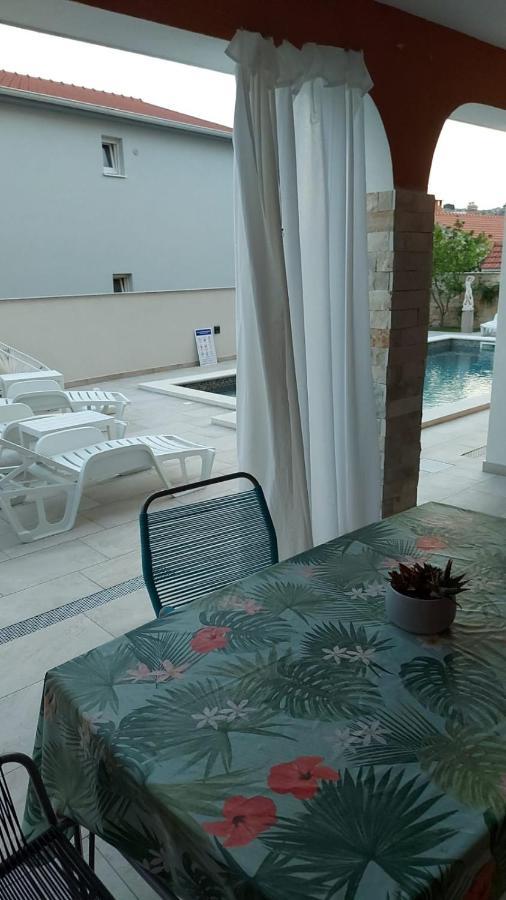 Villa J&J Apartments Residence With Swimming Pool Подстрана Екстериор снимка