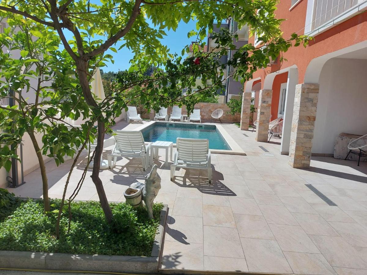 Villa J&J Apartments Residence With Swimming Pool Подстрана Екстериор снимка