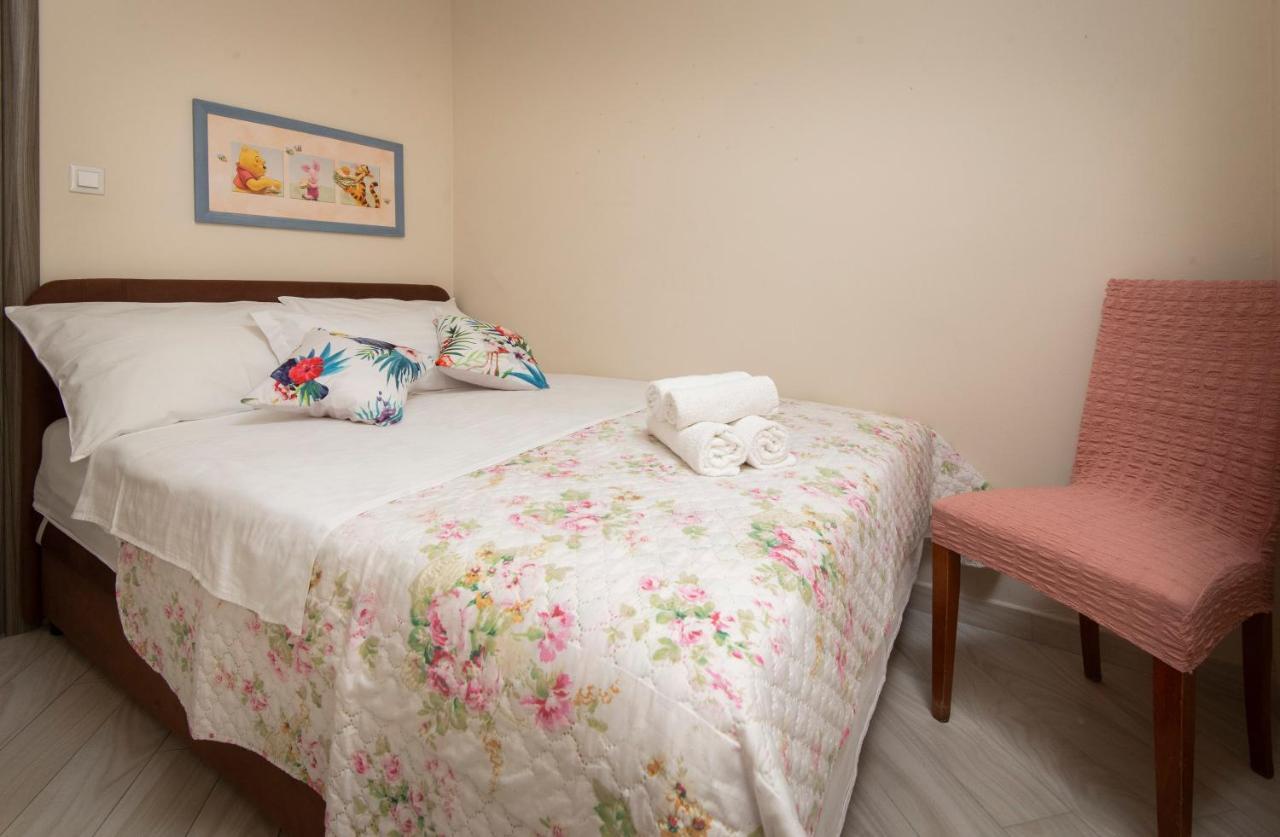 Villa J&J Apartments Residence With Swimming Pool Подстрана Екстериор снимка