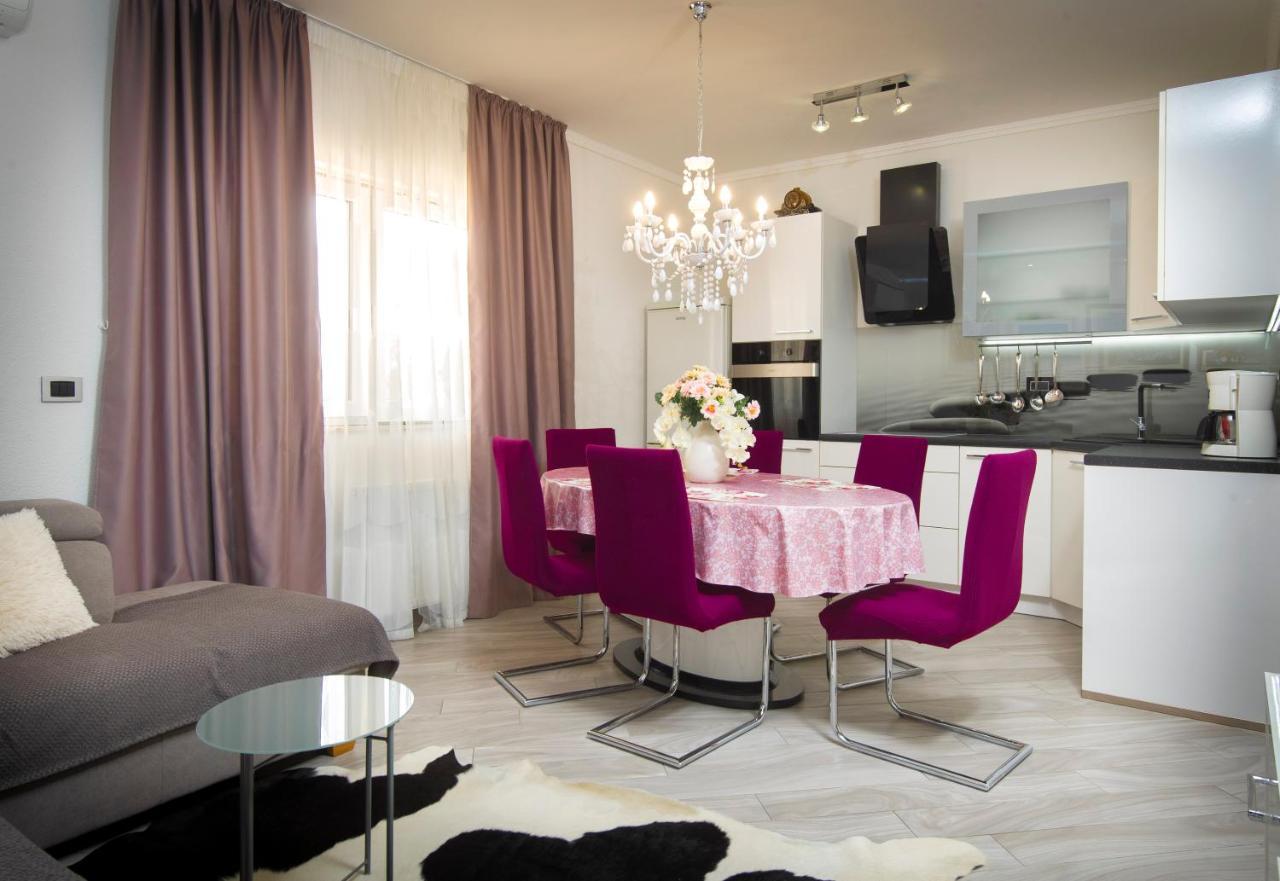 Villa J&J Apartments Residence With Swimming Pool Подстрана Екстериор снимка