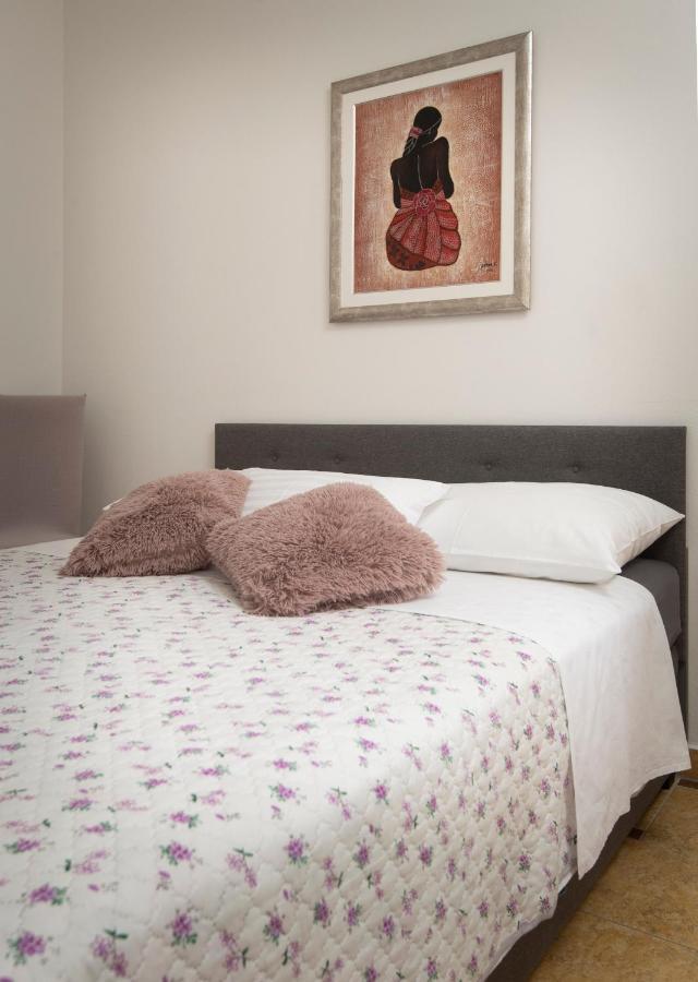Villa J&J Apartments Residence With Swimming Pool Подстрана Екстериор снимка