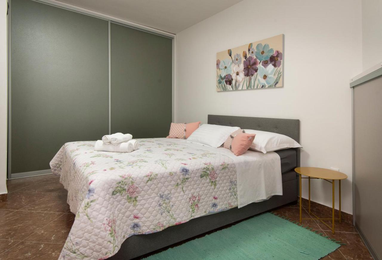 Villa J&J Apartments Residence With Swimming Pool Подстрана Екстериор снимка