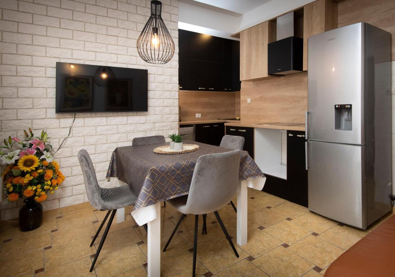 Villa J&J Apartments Residence With Swimming Pool Подстрана Екстериор снимка