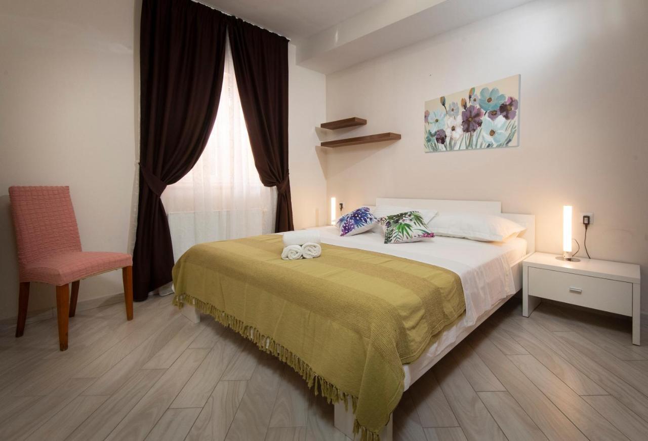 Villa J&J Apartments Residence With Swimming Pool Подстрана Екстериор снимка