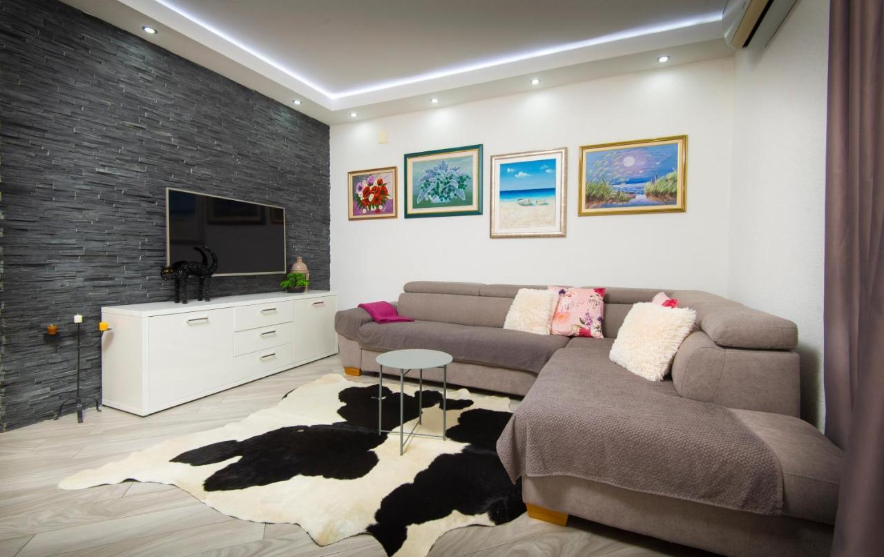 Villa J&J Apartments Residence With Swimming Pool Подстрана Екстериор снимка