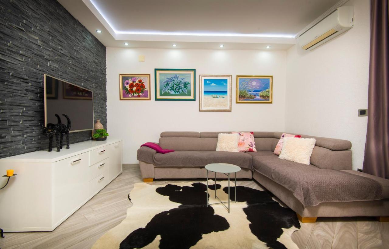 Villa J&J Apartments Residence With Swimming Pool Подстрана Екстериор снимка