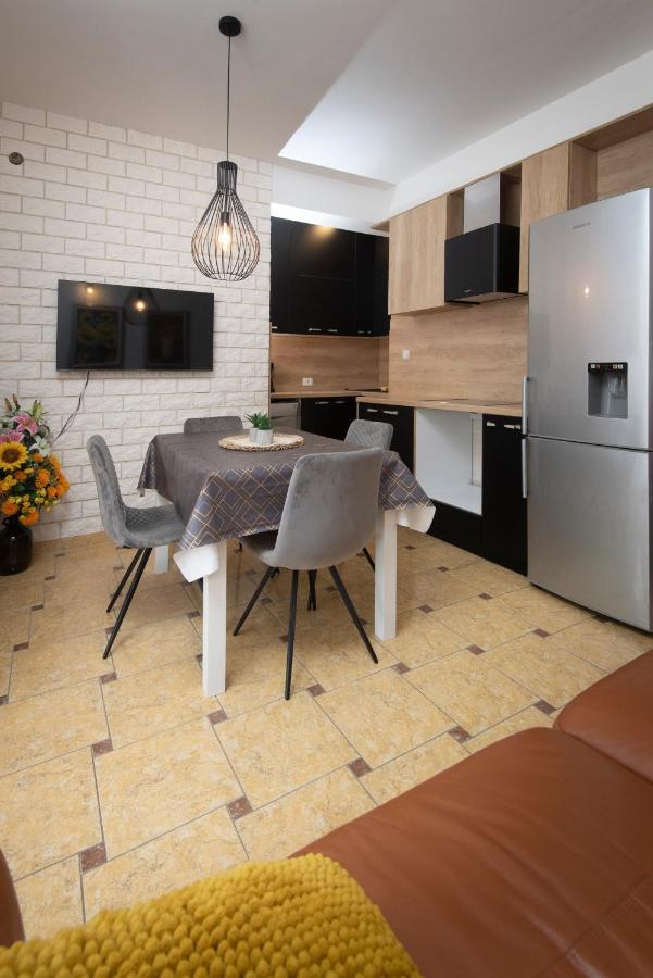 Villa J&J Apartments Residence With Swimming Pool Подстрана Екстериор снимка