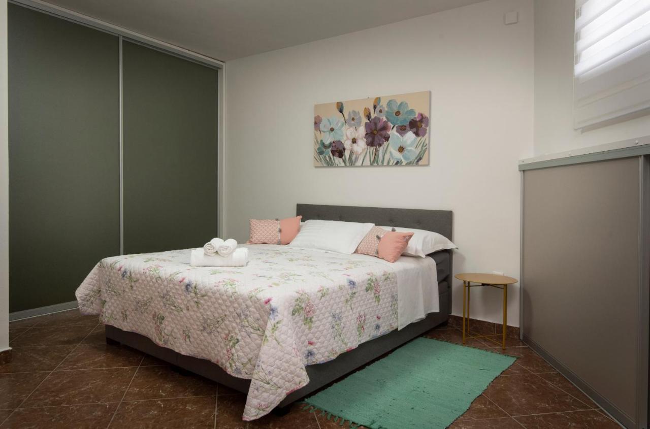 Villa J&J Apartments Residence With Swimming Pool Подстрана Екстериор снимка
