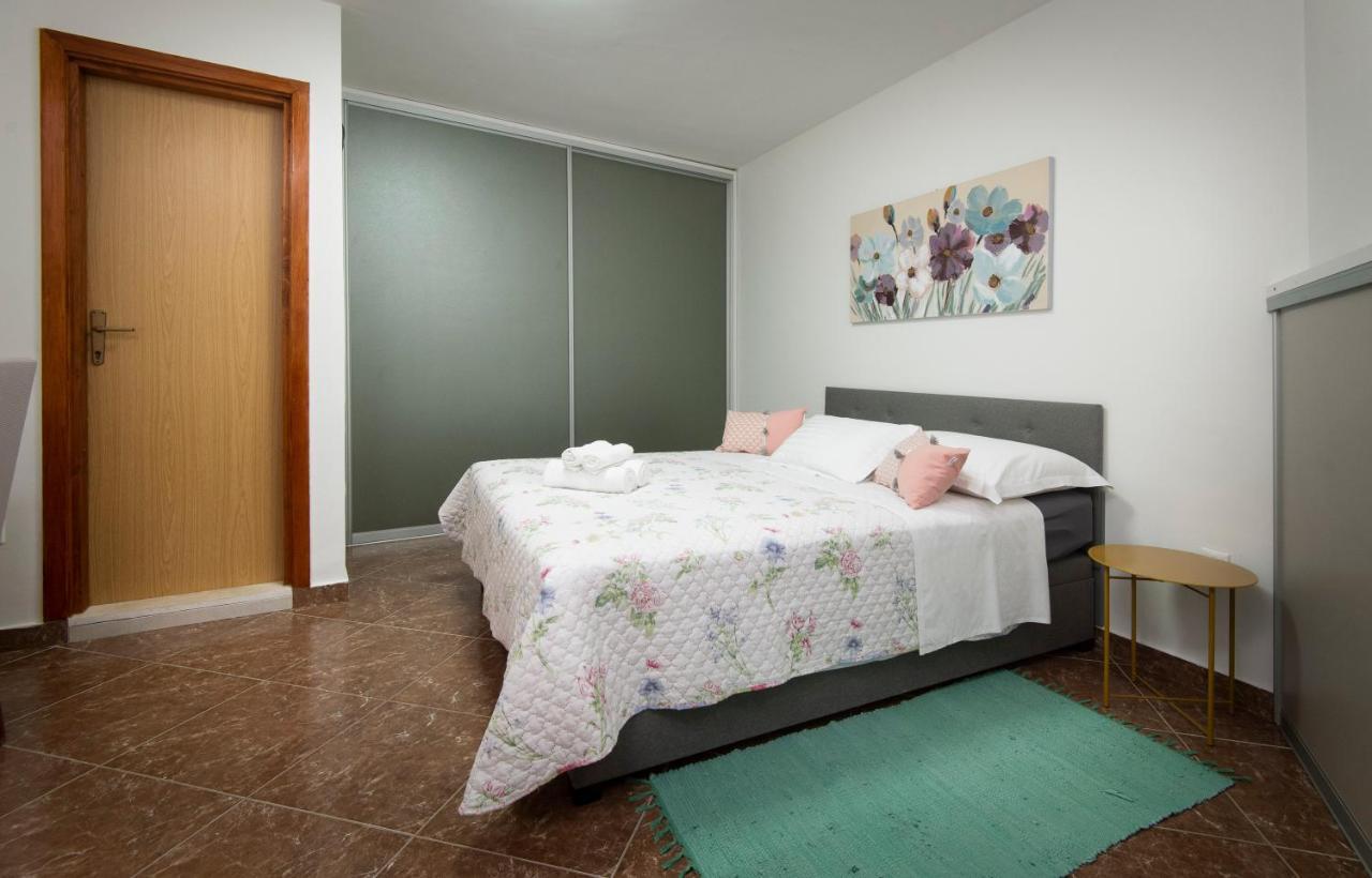 Villa J&J Apartments Residence With Swimming Pool Подстрана Екстериор снимка
