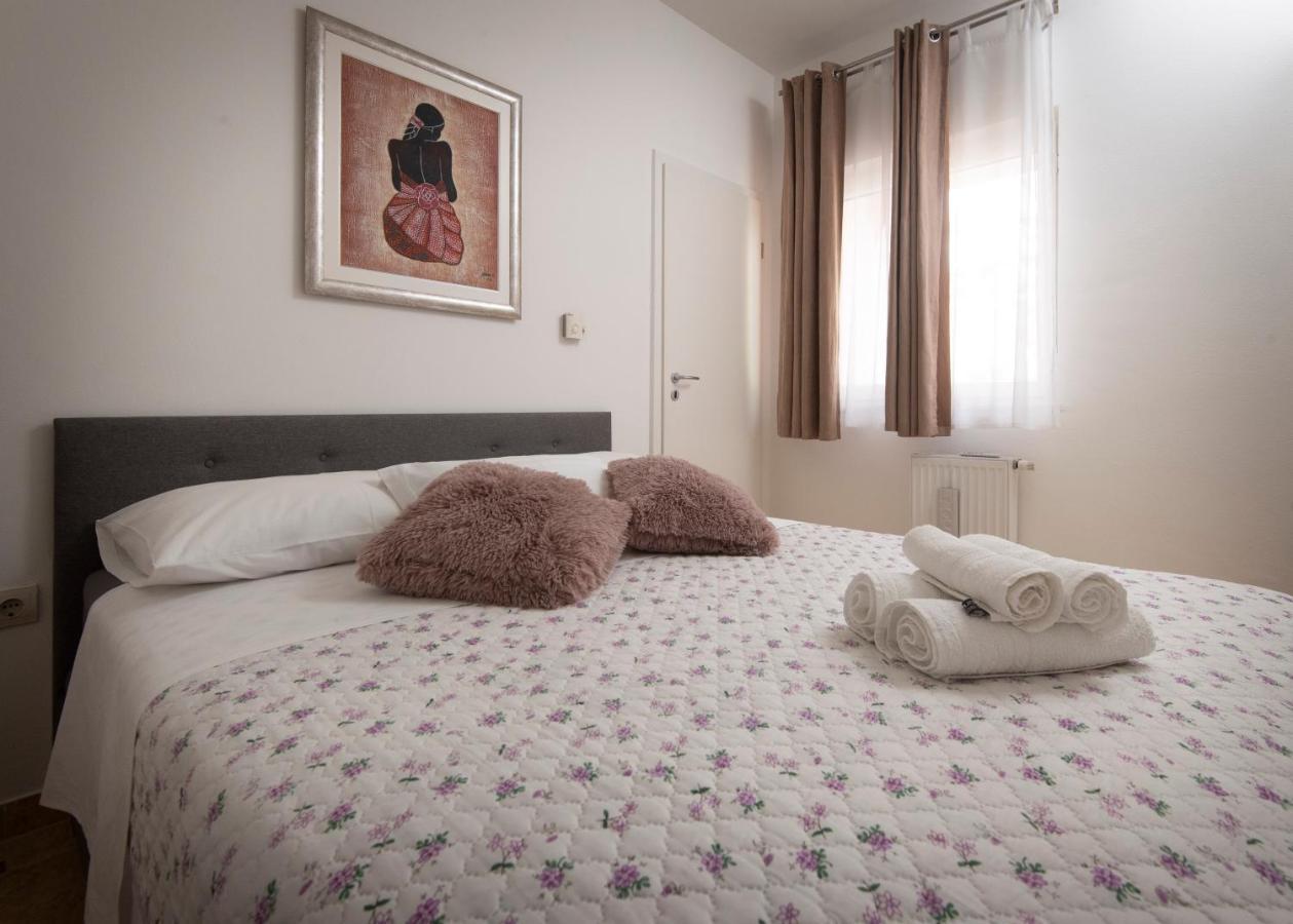 Villa J&J Apartments Residence With Swimming Pool Подстрана Екстериор снимка