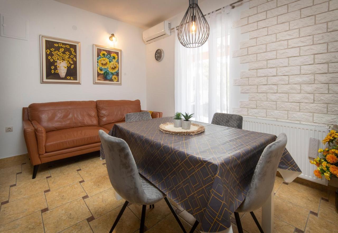 Villa J&J Apartments Residence With Swimming Pool Подстрана Екстериор снимка