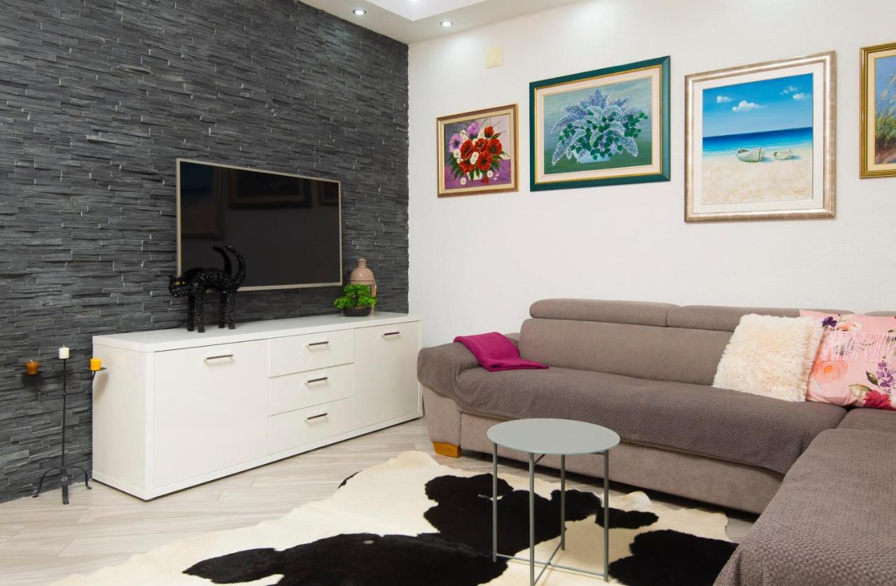 Villa J&J Apartments Residence With Swimming Pool Подстрана Екстериор снимка